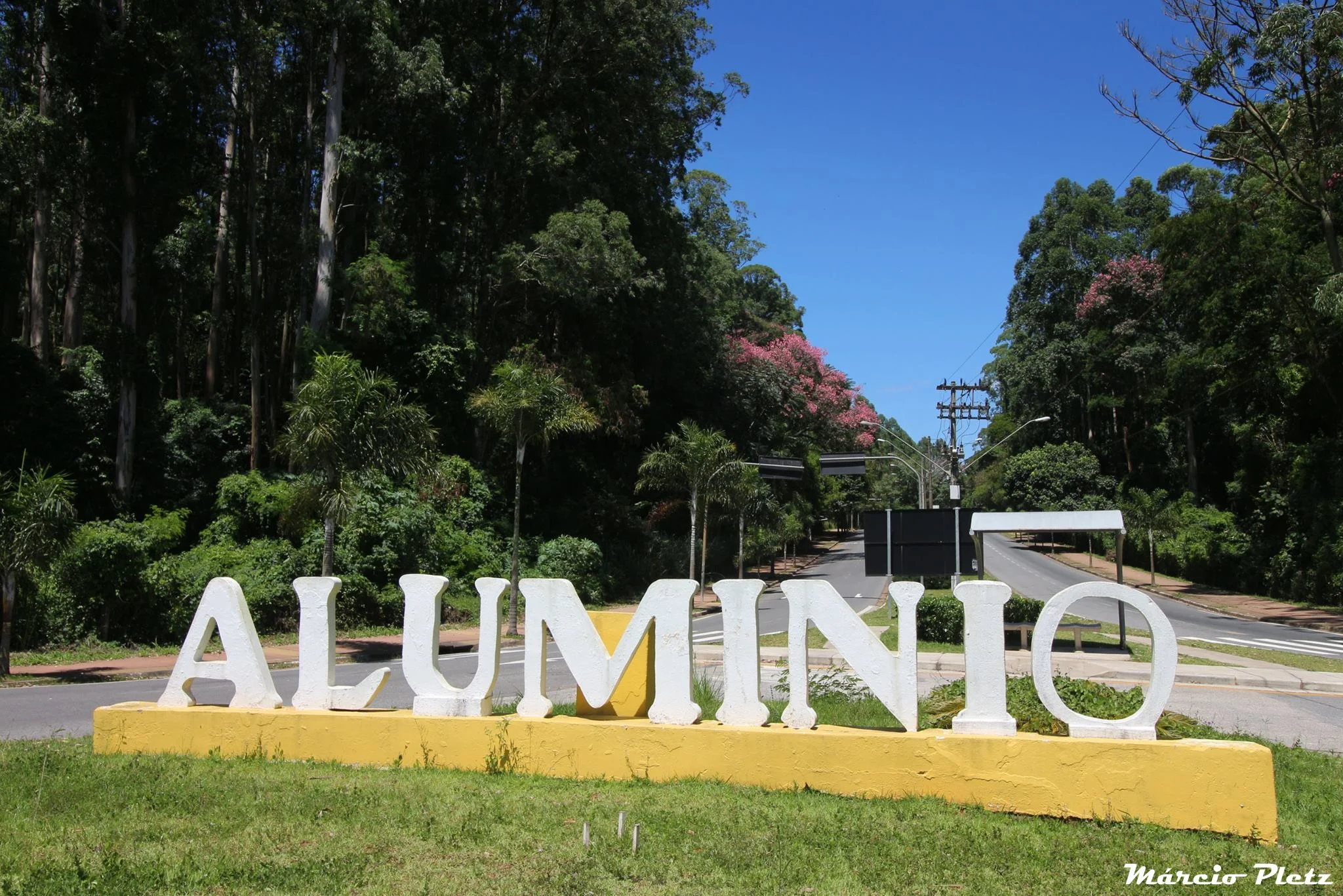 Além do nome do município na entrada da cidade, percebe-se o quão arborizado é o local.