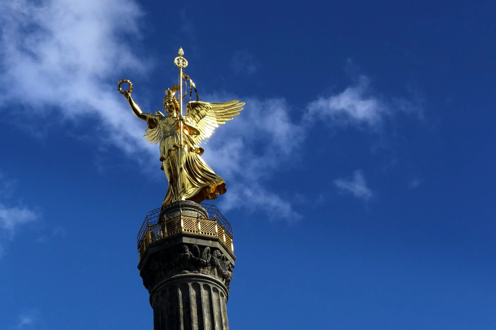 Siegessäule ou Coluna da Vitória, erguida para comemorar vitórias em guerras da Prússia, com destaque para a estátua de Vitória, a deusa romana da vitória, com 8,3 metros de altura e 35 toneladas de peso