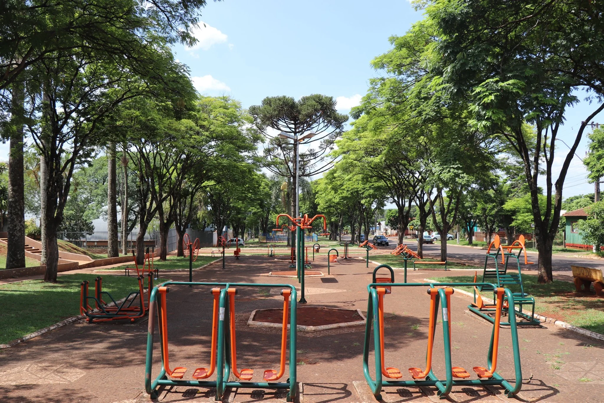 Pequena e bem cuidada praça ao lado da Igreja Matriz