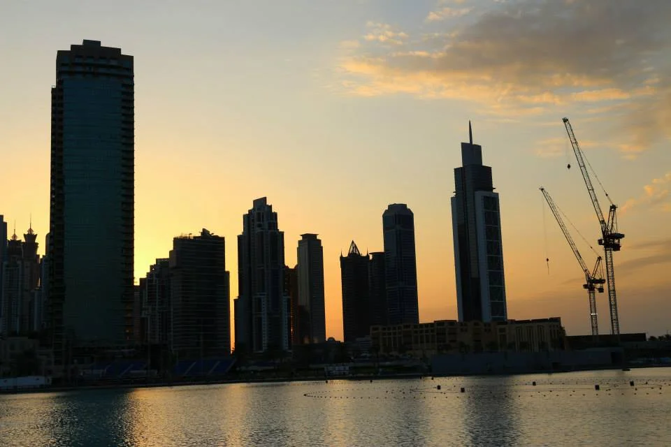 Entardecer perto dos muitos prédios de Dubai