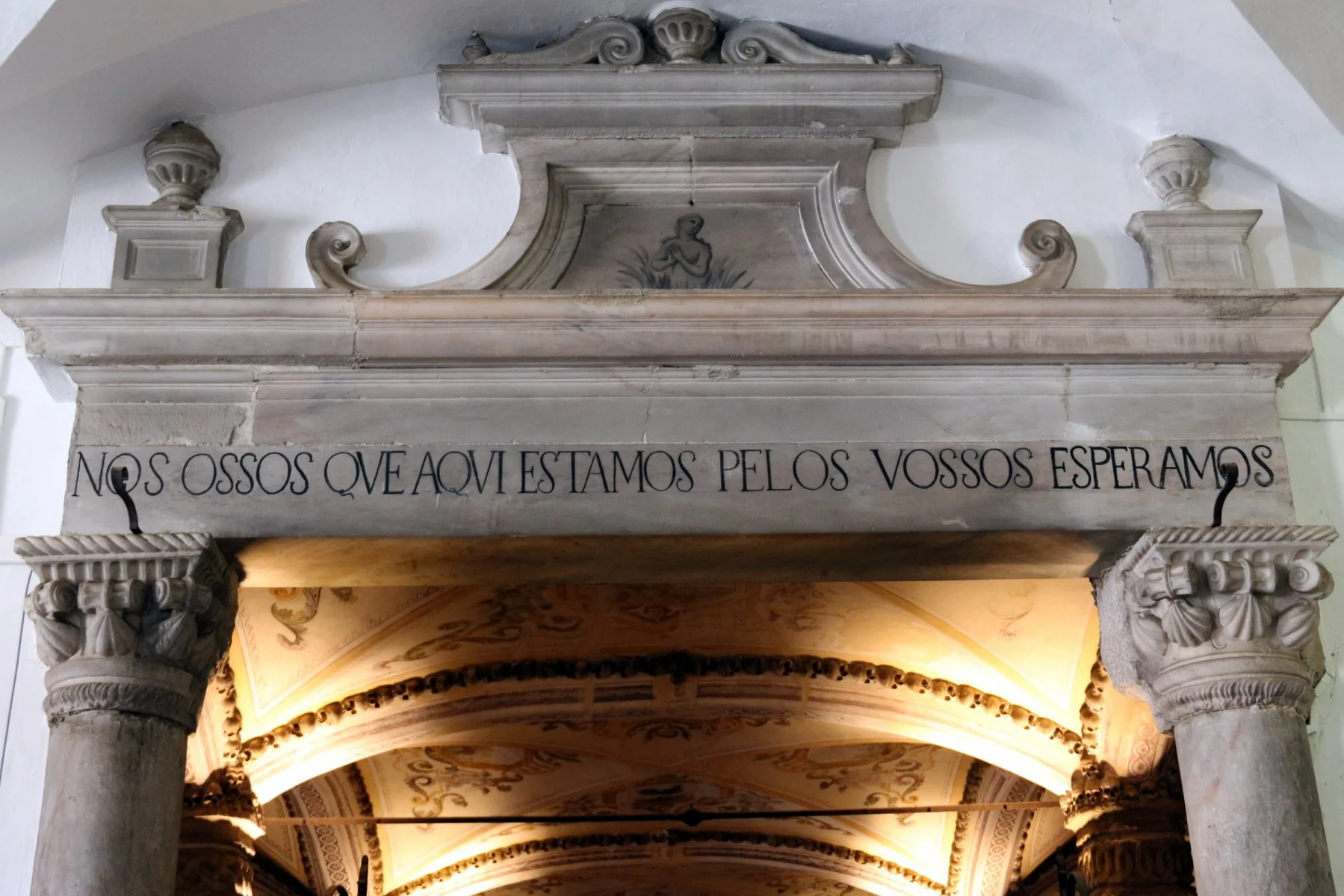 Célebre frase da Capela dos Ossos e que traz consigo grande motivo de reflexão