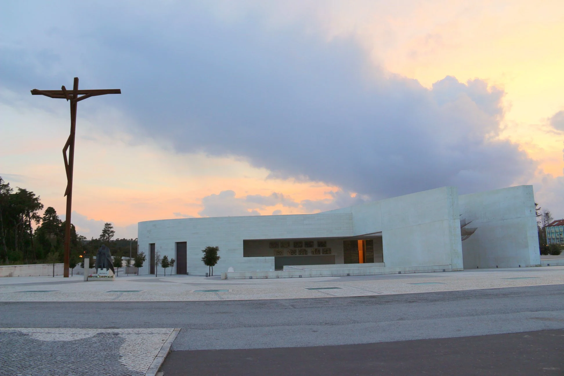 Basílica da Santíssima Trindade com o detalhe da Cruz Alta