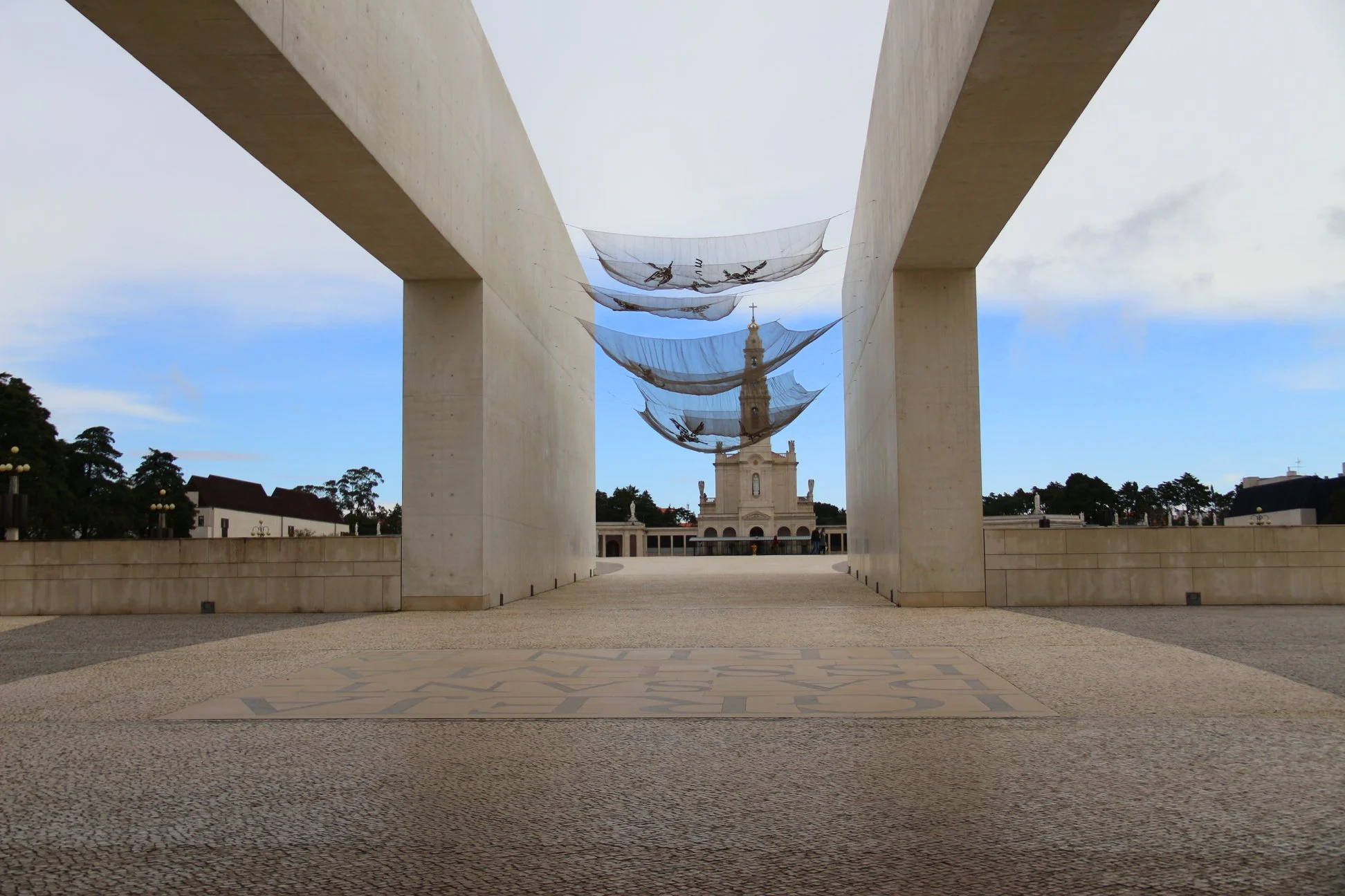 Basílica da Santíssima Trindade - Detalhe da entrada com visão para a Basílica