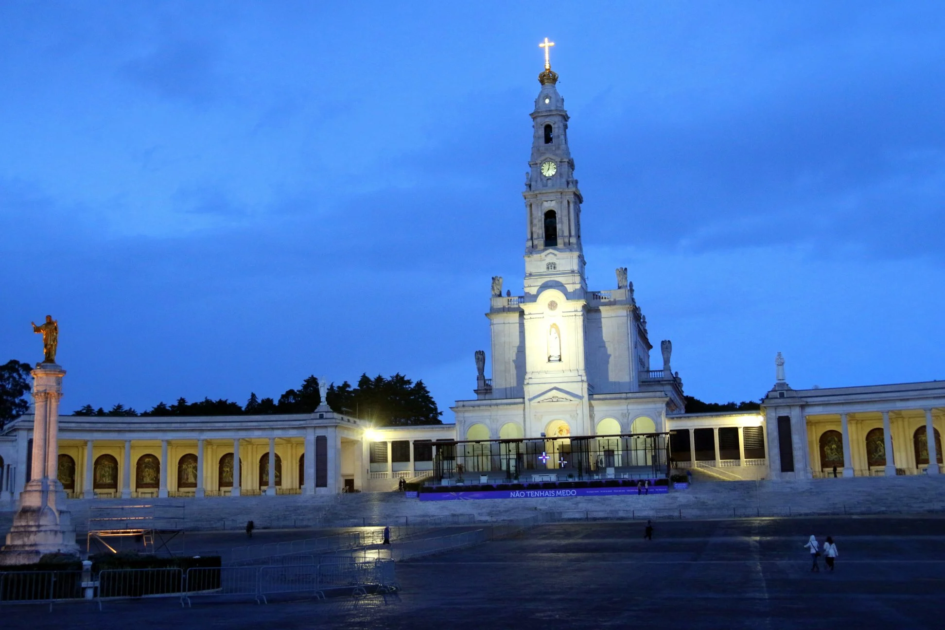 Basílica de Nossa Senhora do Rosário de Fátima ao entardecer.