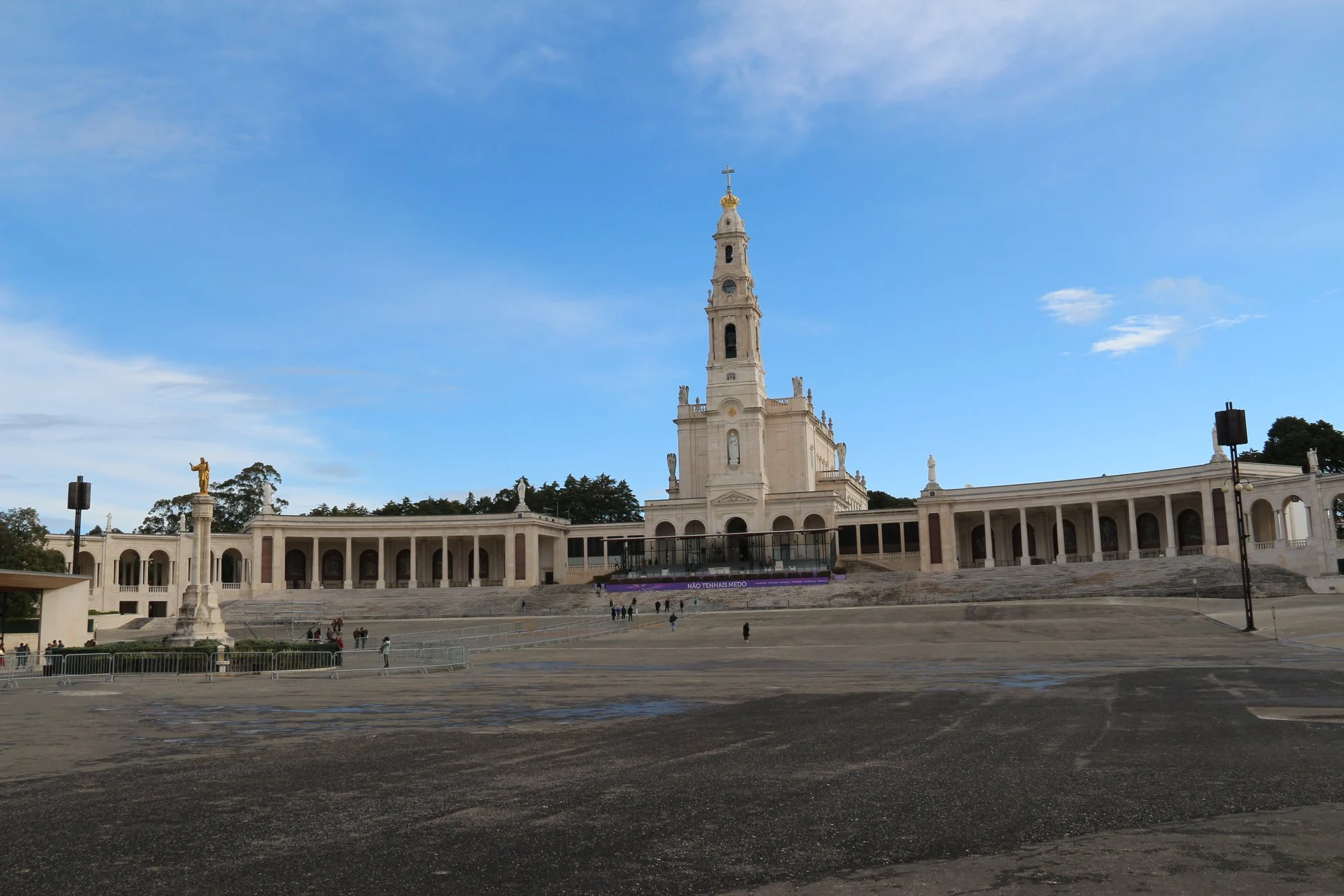 Basílica de Nossa Senhora do Rosário de Fátima e a Colunata