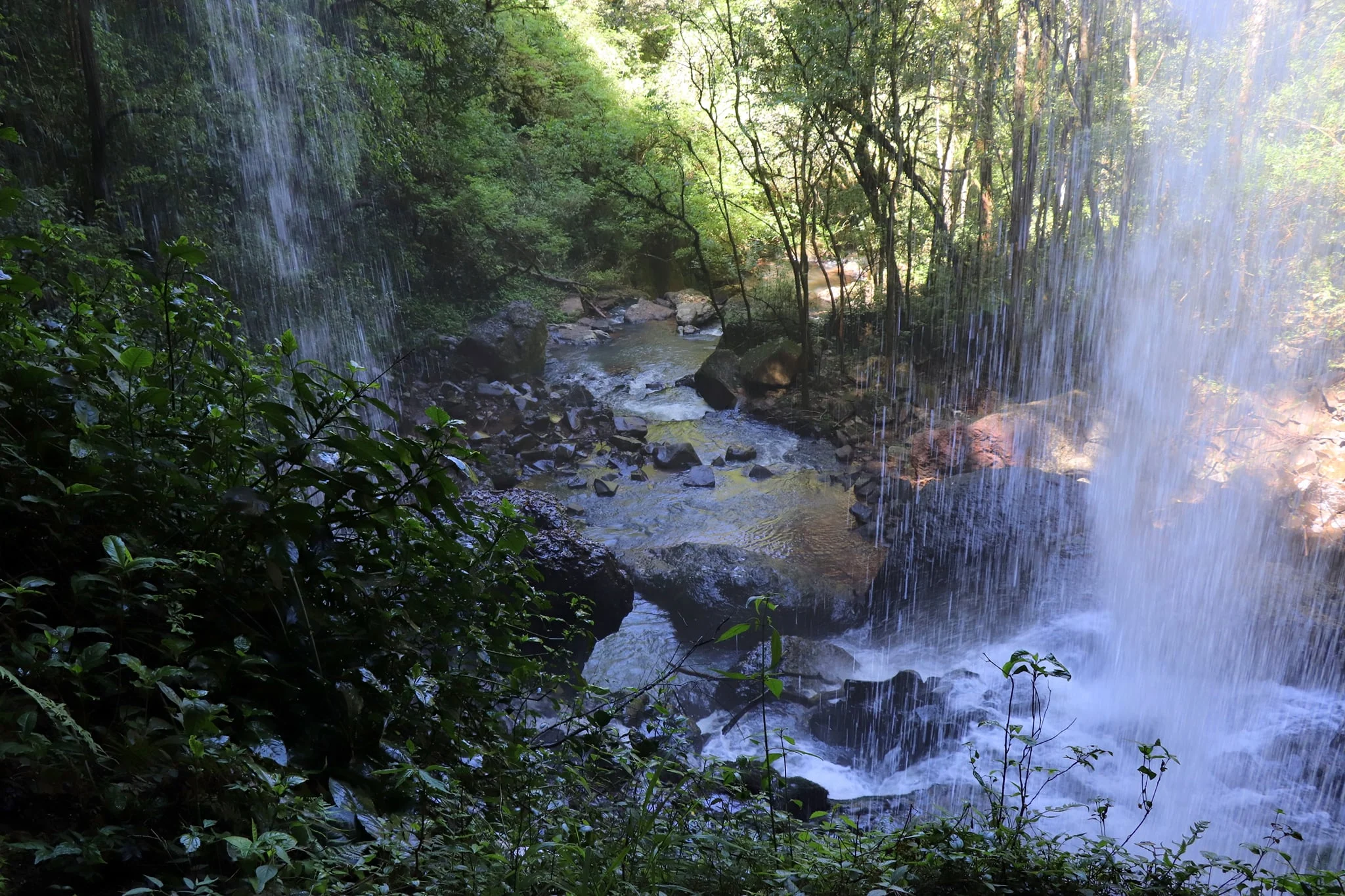 Cascata Faguense vista pela parte de trás