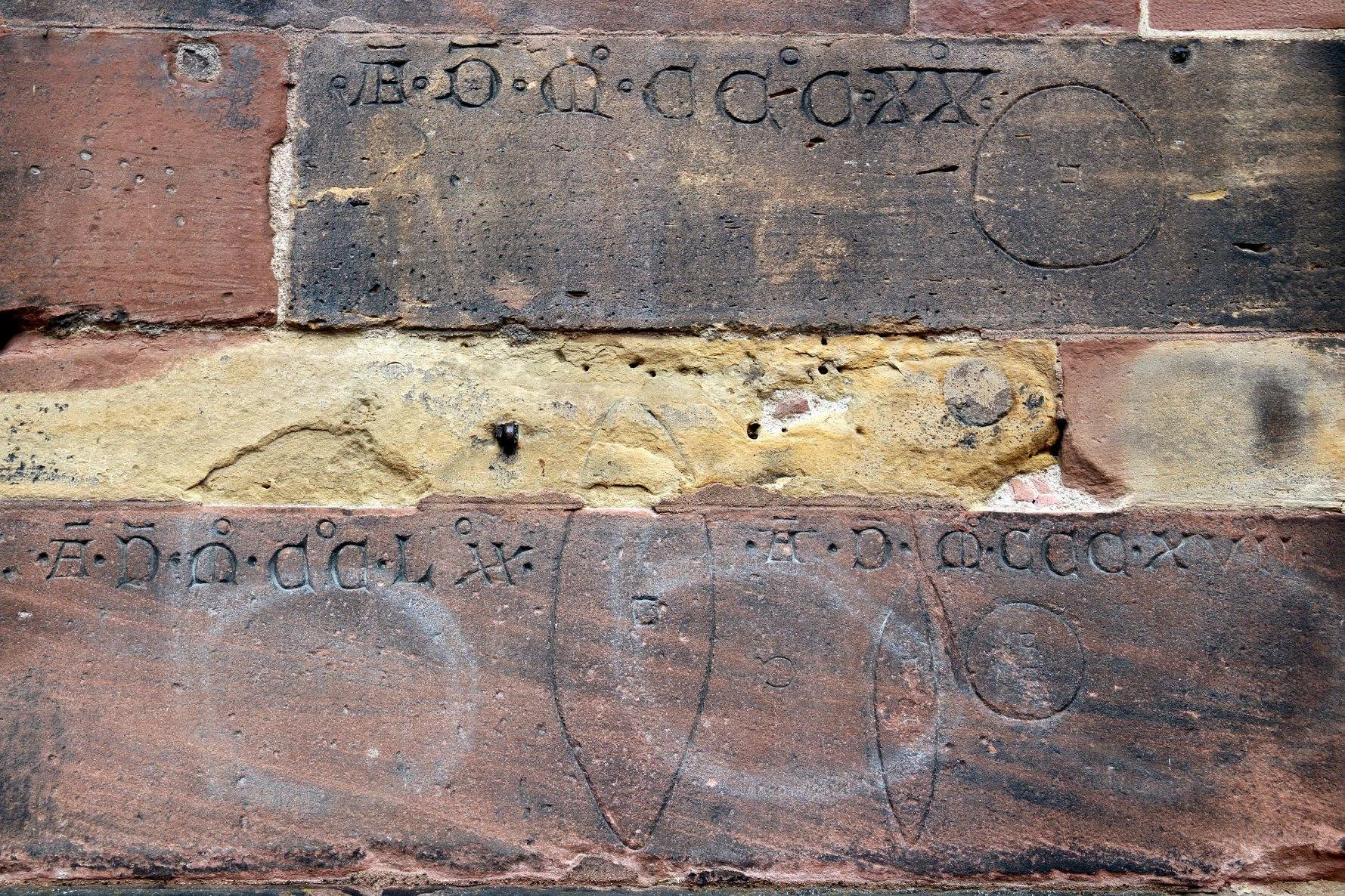 Detalhe das paredes da Catedral e marcações do tamanho que deveria ser o pão nos tempos antigos. Uma espécie de medida de controle que, como se vê na imagem, foi alterada ao longo dos tempos.