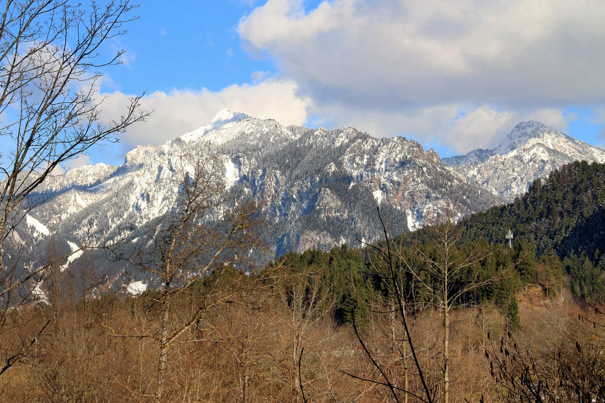 Os picos nevados no entorno da cidade são de tirar o fôlego