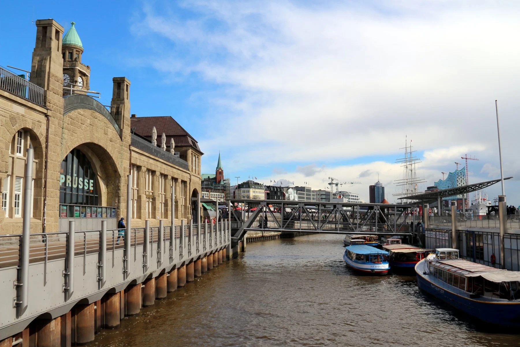St. Pauli Piers. Detalhe do prédio de entrada para o Porto, de onde saem os passeios