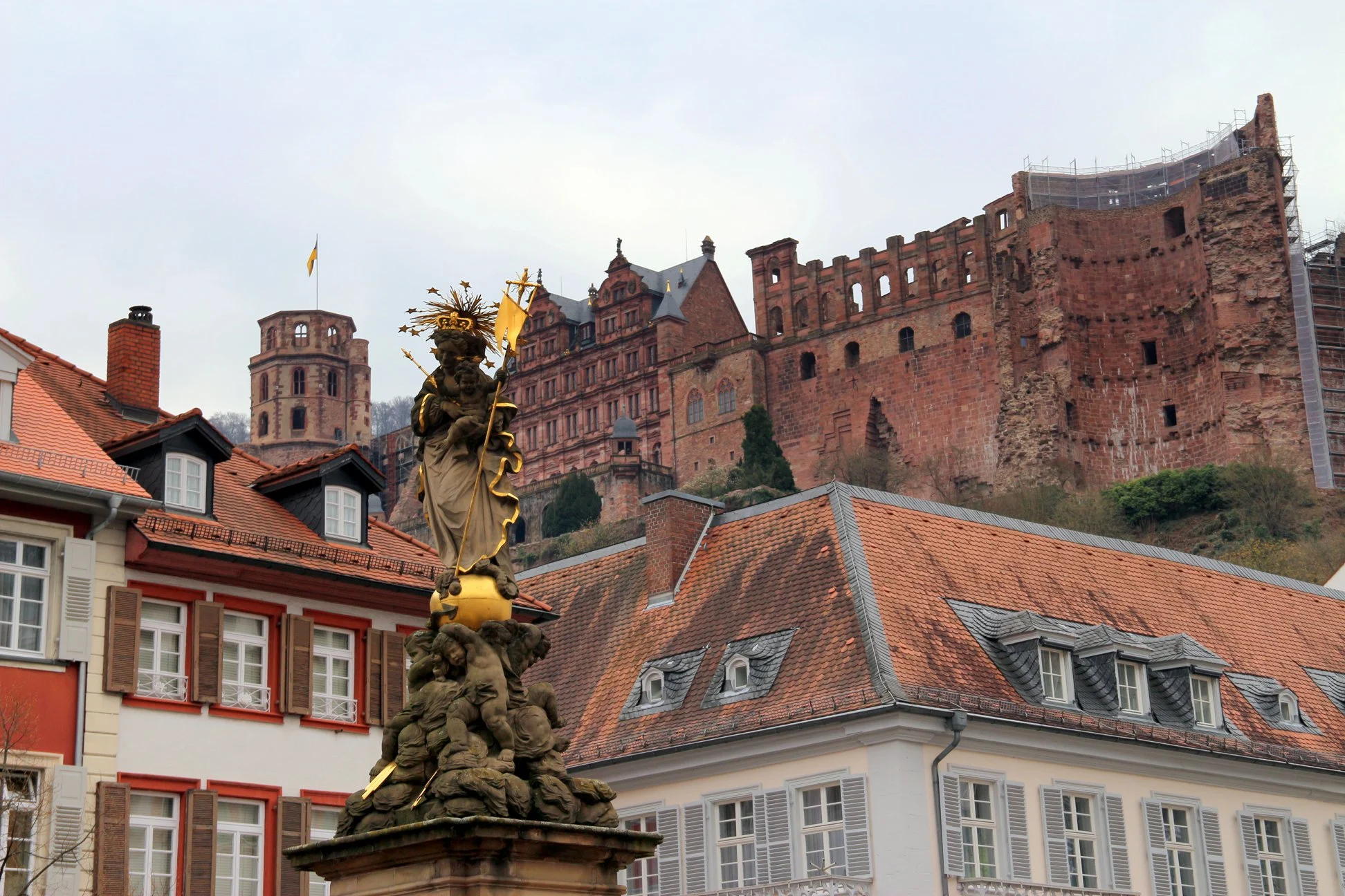 Castelo de Heidelberg e, em primeiro plano, a estátua da Madonna, erguida em 1718 pelos jesuítas