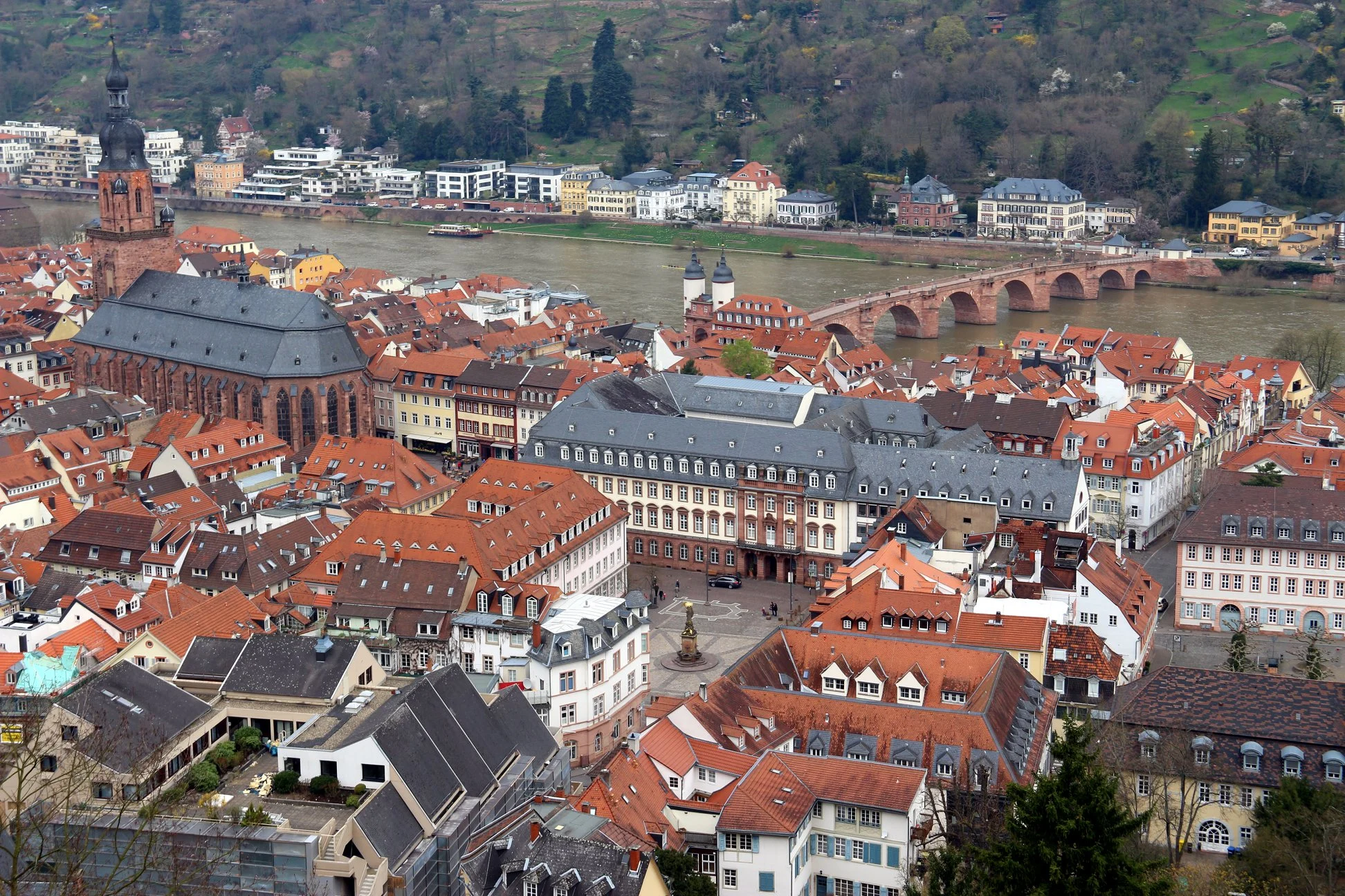 Heidelberg vista das ruínas do castelo. Destaque para a ponte Alte Brücke e a Heiliggeistkirche, a igreja que se apresenta esplendorosa na imagem
