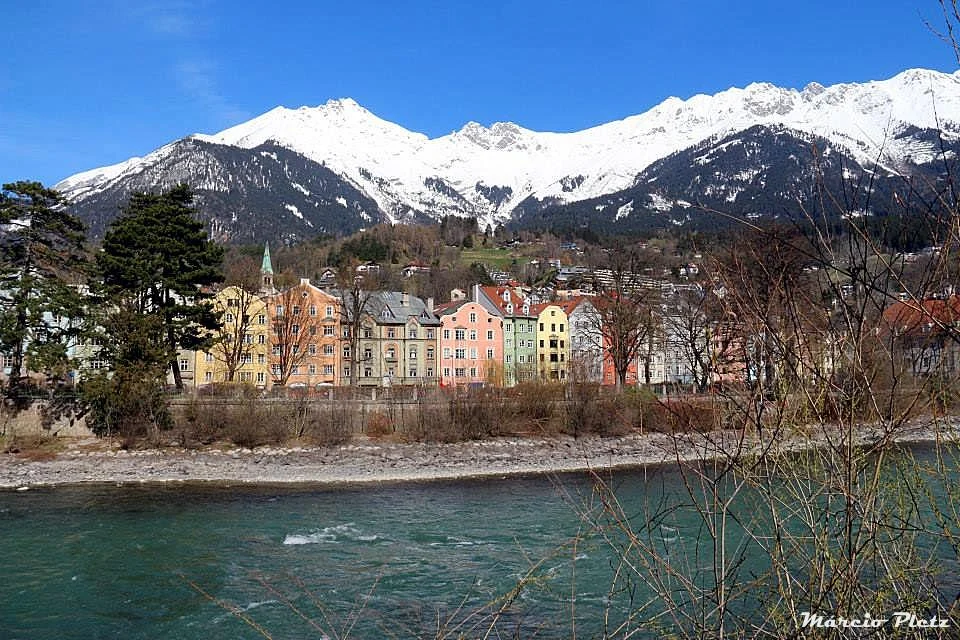 Curiosa arquitetura local com os Alpes ao fundo