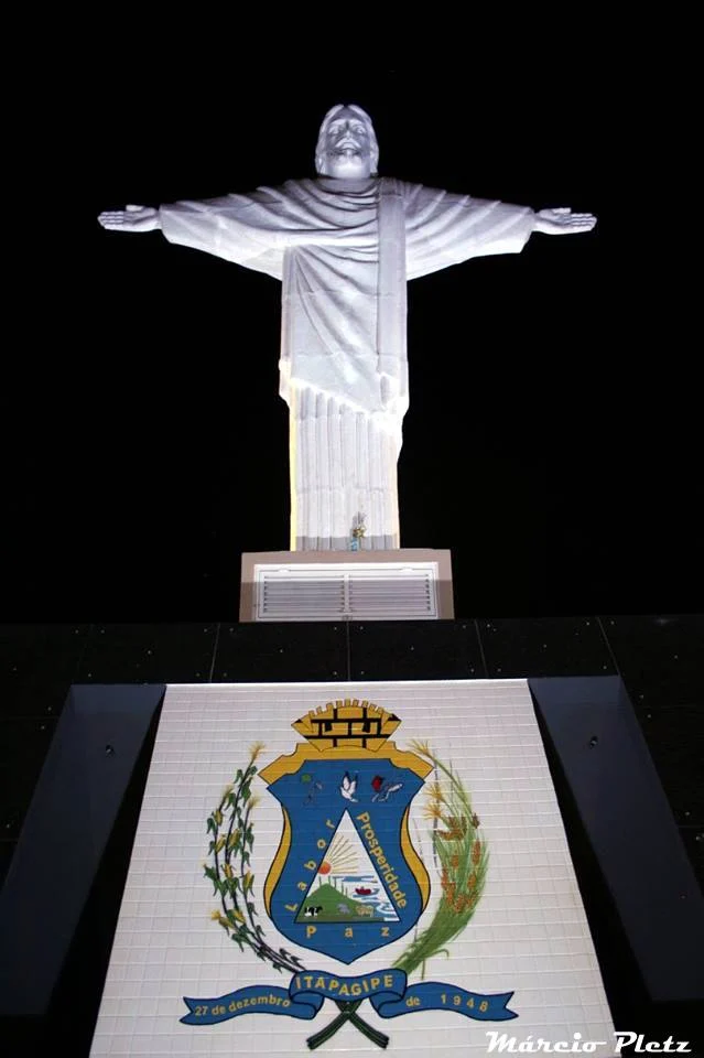 Estátua na Praça do Cristo