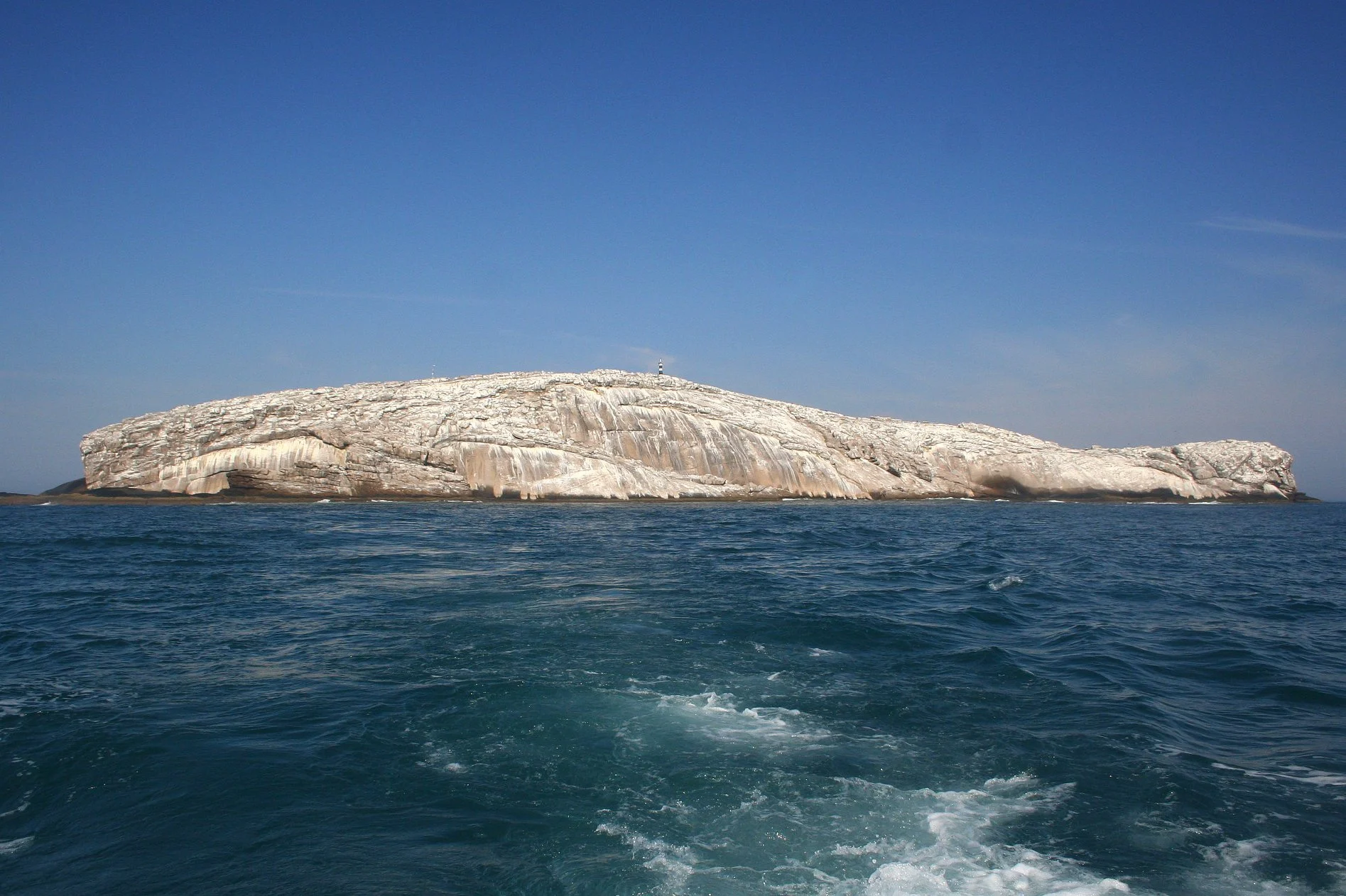 Grande pedra com formato parecido com o de uma baleia