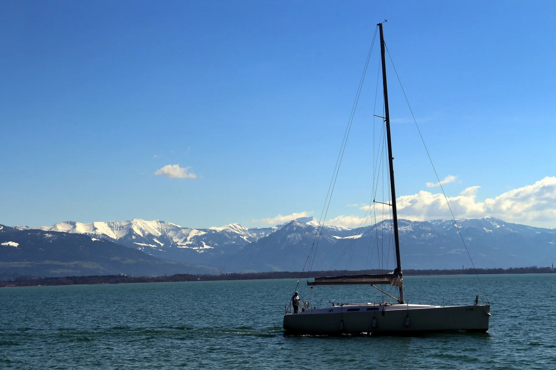 A navegação no Lago Constança permite a contemplação tanto de Lindau quanto dos Alpes