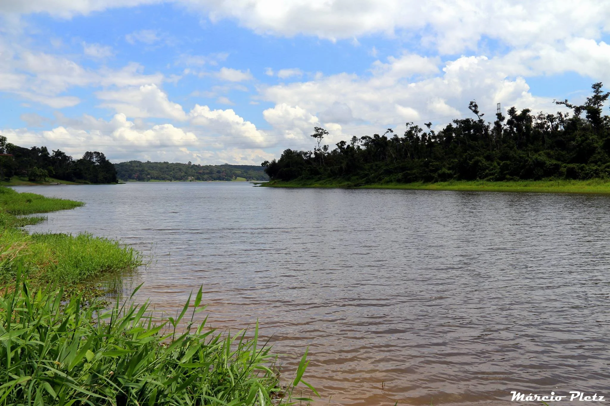 Lago formado pela Represa de Itupararanga. A represa está em Ibiúna, mas o lago chega até Mairinque
