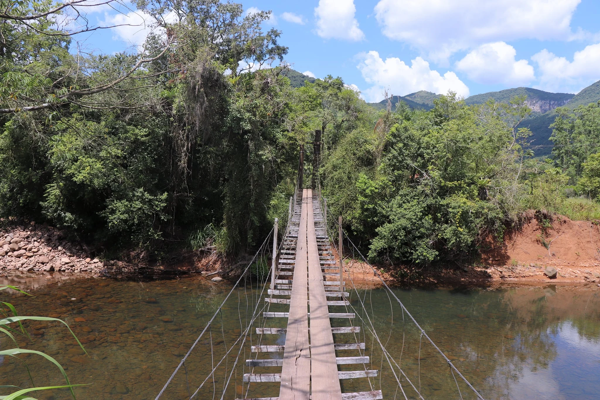 Uma das muitas pontes pênseis da cidade
