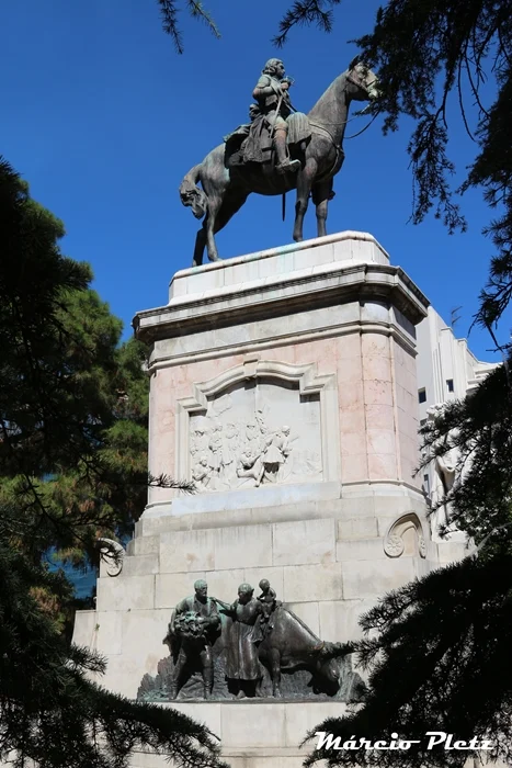 Monumentos a Bruno Mauricio de Zabala, fundador de Montevidéu, na praça Zabala