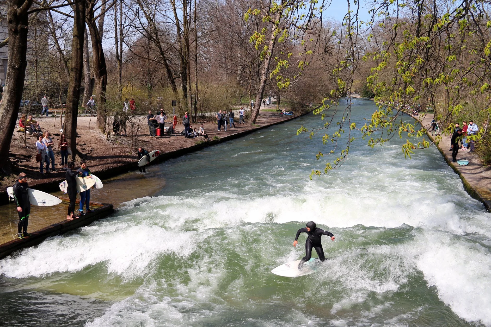 Onda artificial criada no rio Eisbach