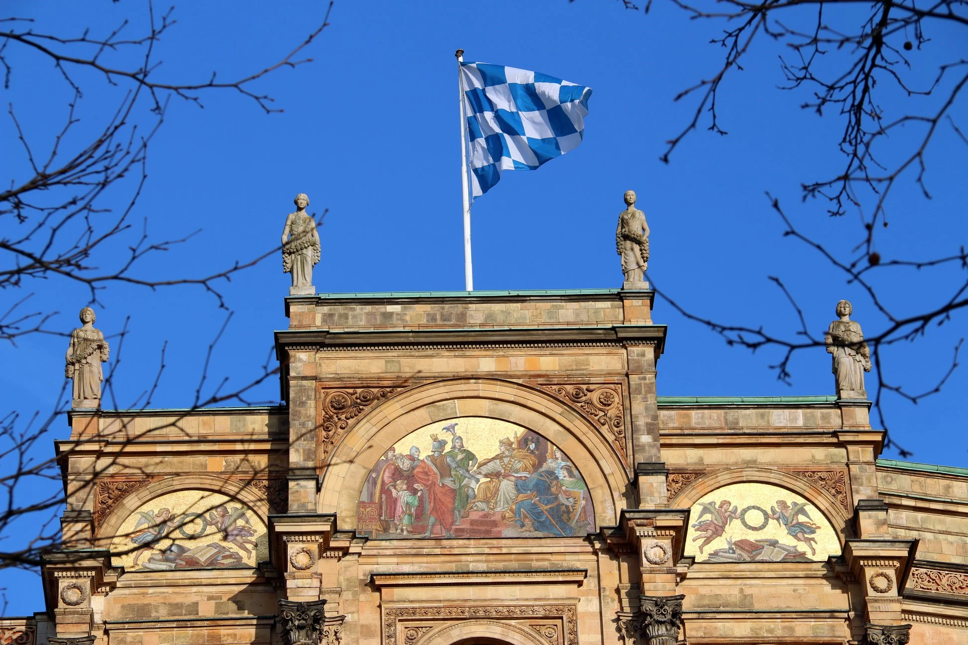 Bandeira da Baviera, no alto do Maximilianeum