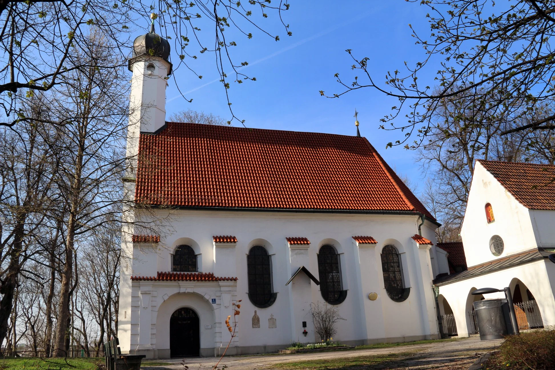 St. Nikolai an Gasteig, igreja católica, localizado no extremo sul do Maximiliansanlagen (parque e jardins, criado entre 1856 e 1866, com 30 hectares de extensão)