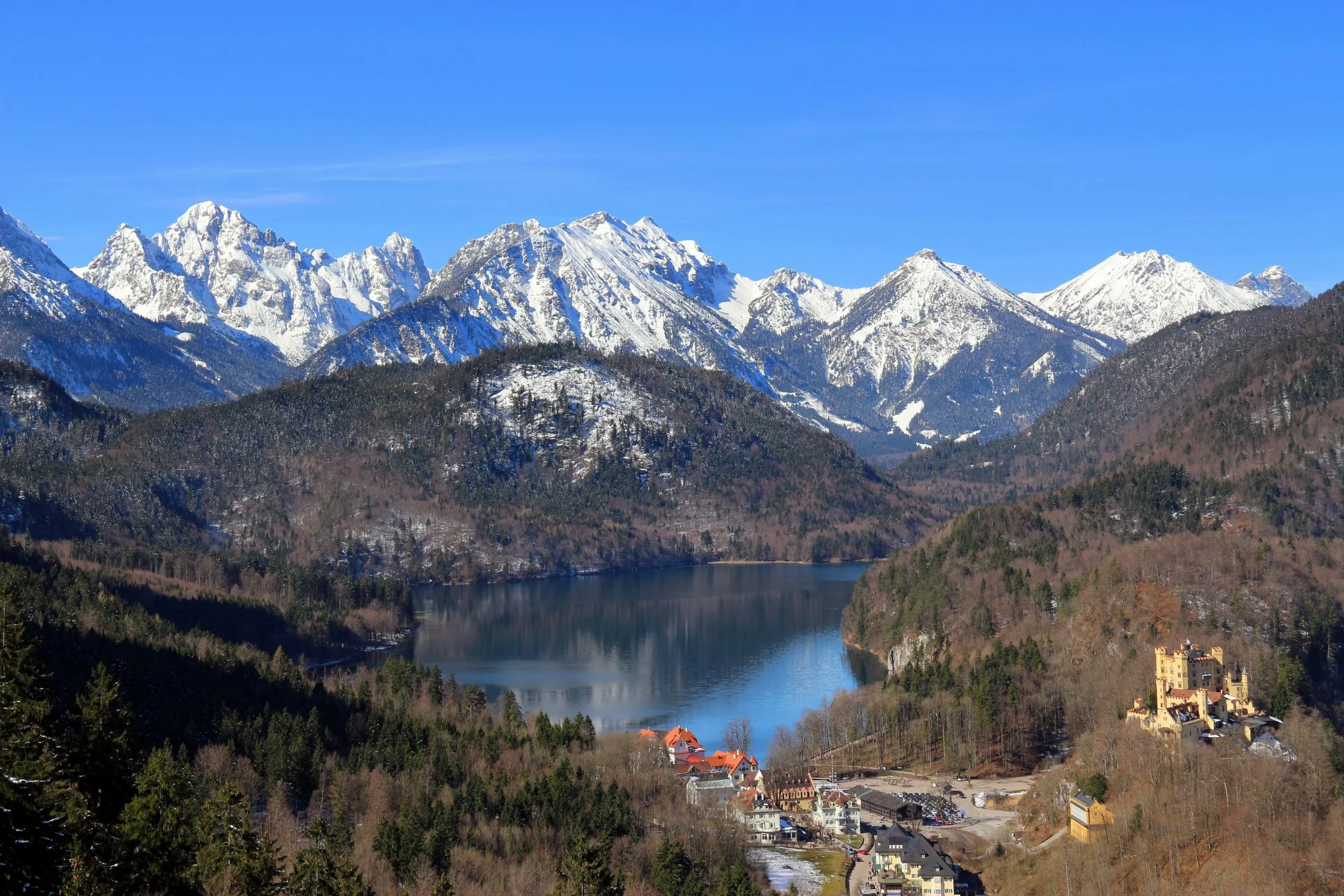A região é linda e na foto se pode perceber bem a localização do Castelo de Hohenschwangau. Essa é a visão que se tem de dentro do Castelo de Neuschwanstein