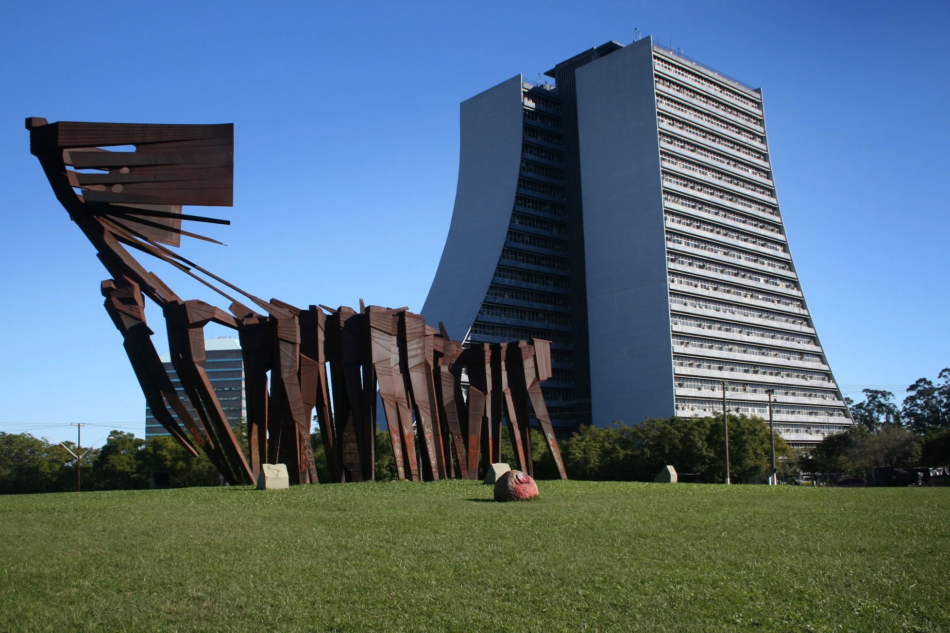Monumento aos Açorianos e o Centro Administrativo