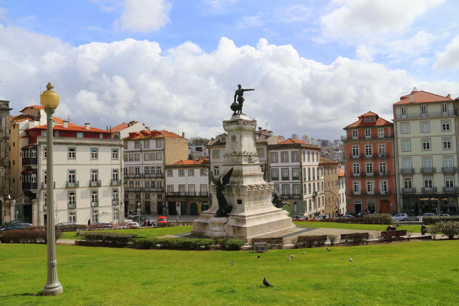 Detalhe das edificações da cidade do Porto, com destaque para o Monumento ao Infante D. Henrique. A construção do monumento iniciou-se em 1894, na presença do Rei D. Carlos, e fora inaugurada em 1900