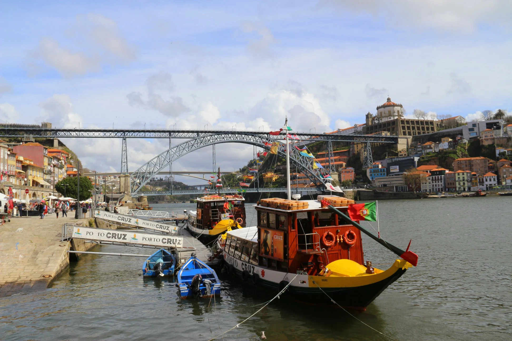 Detalhe das embarcações e de uma das várias pontes da cidade do Porto