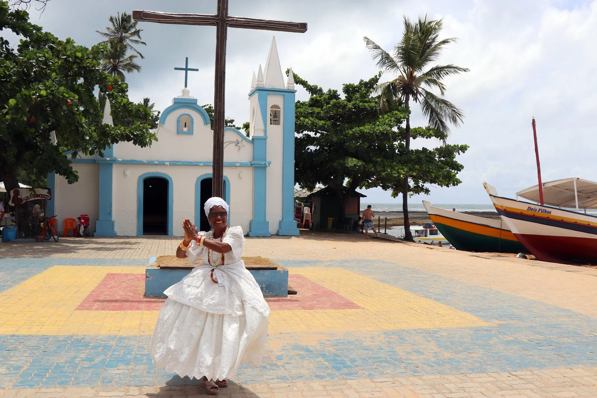 A baiana e a igreja São Francisco de Assis