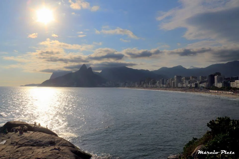 Vista de cima da Pedra do Arpoador, com destaque para o Morro Dois Irmãos