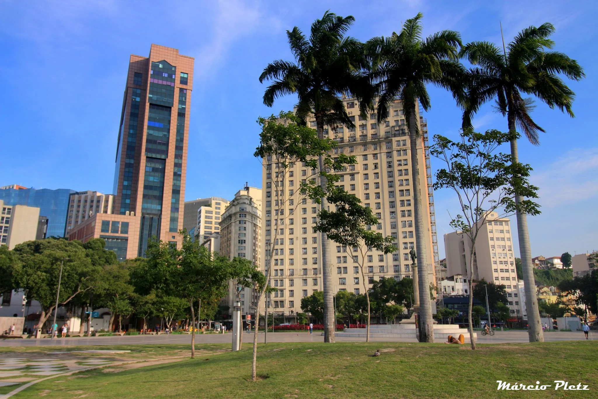 Praça Mauá e prédios que a circundam