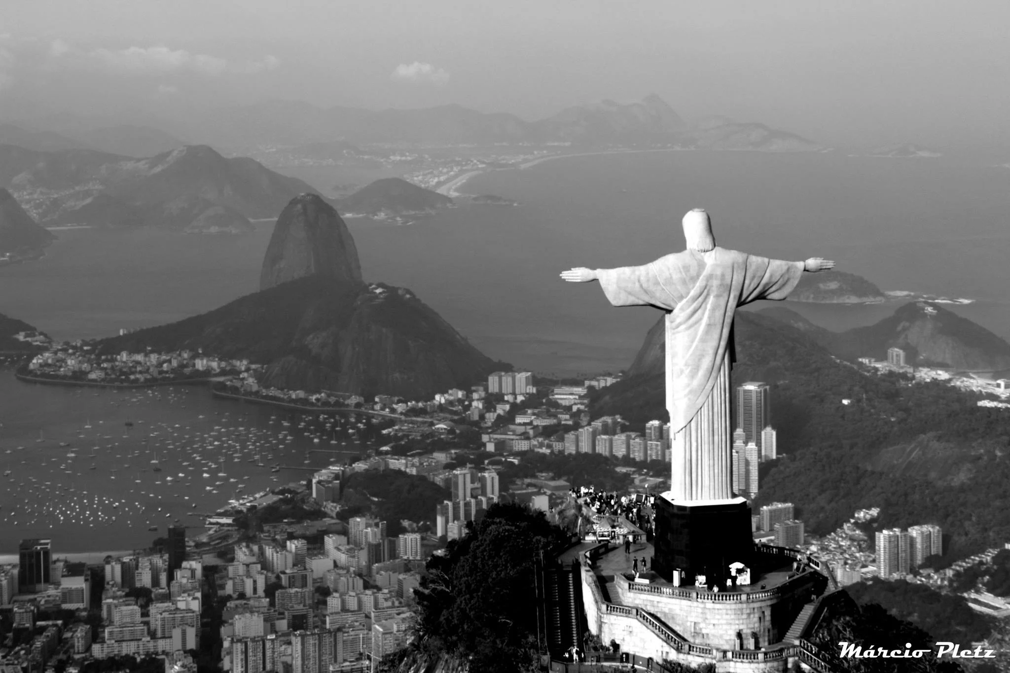 Foto aérea do Rio de Janeiro, com destaque para o Cristo redentor e o Pão de Açúcar