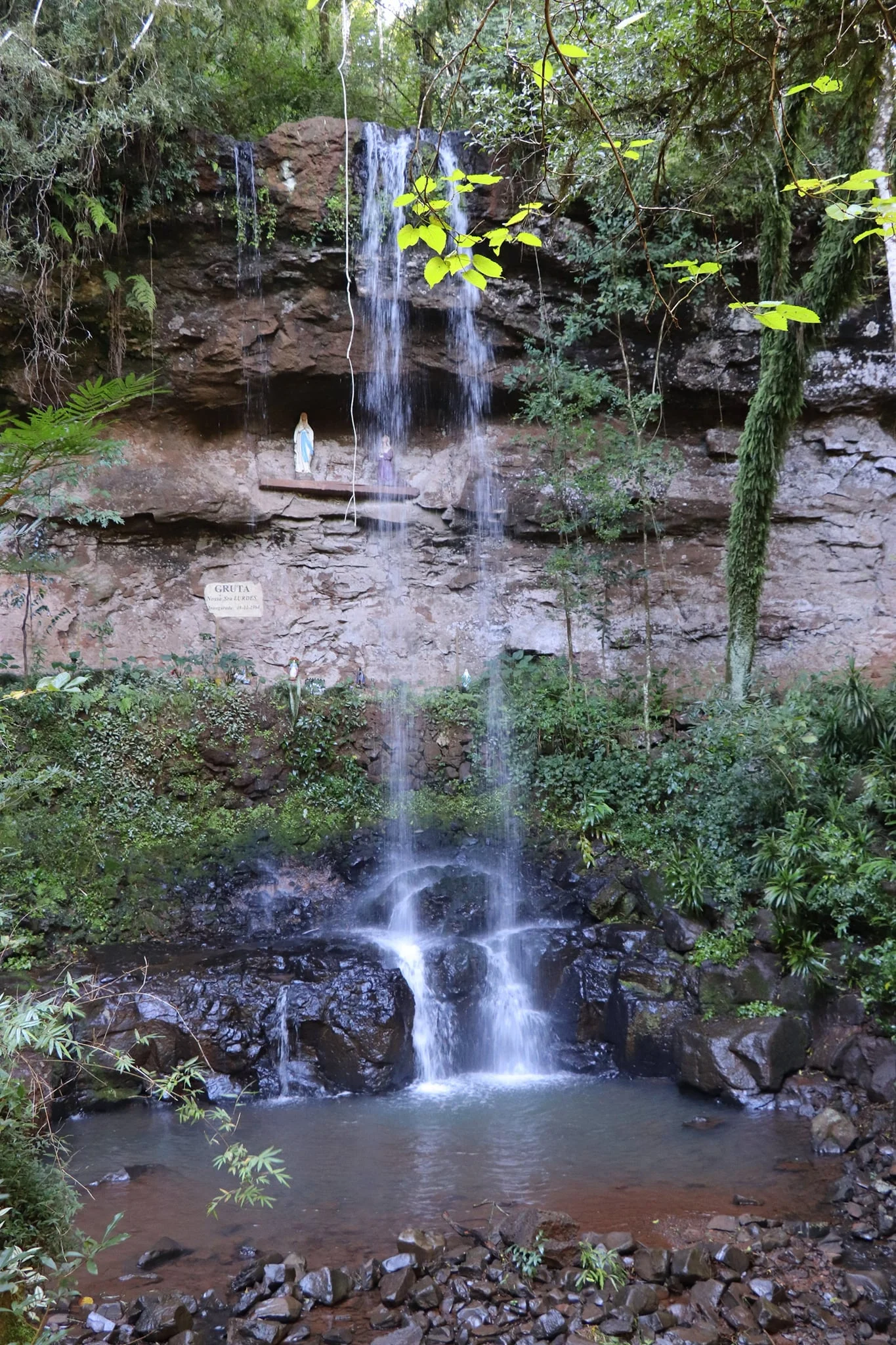 A cachoeira que embeleza a Gruta Nossa Senhora de Lourdes