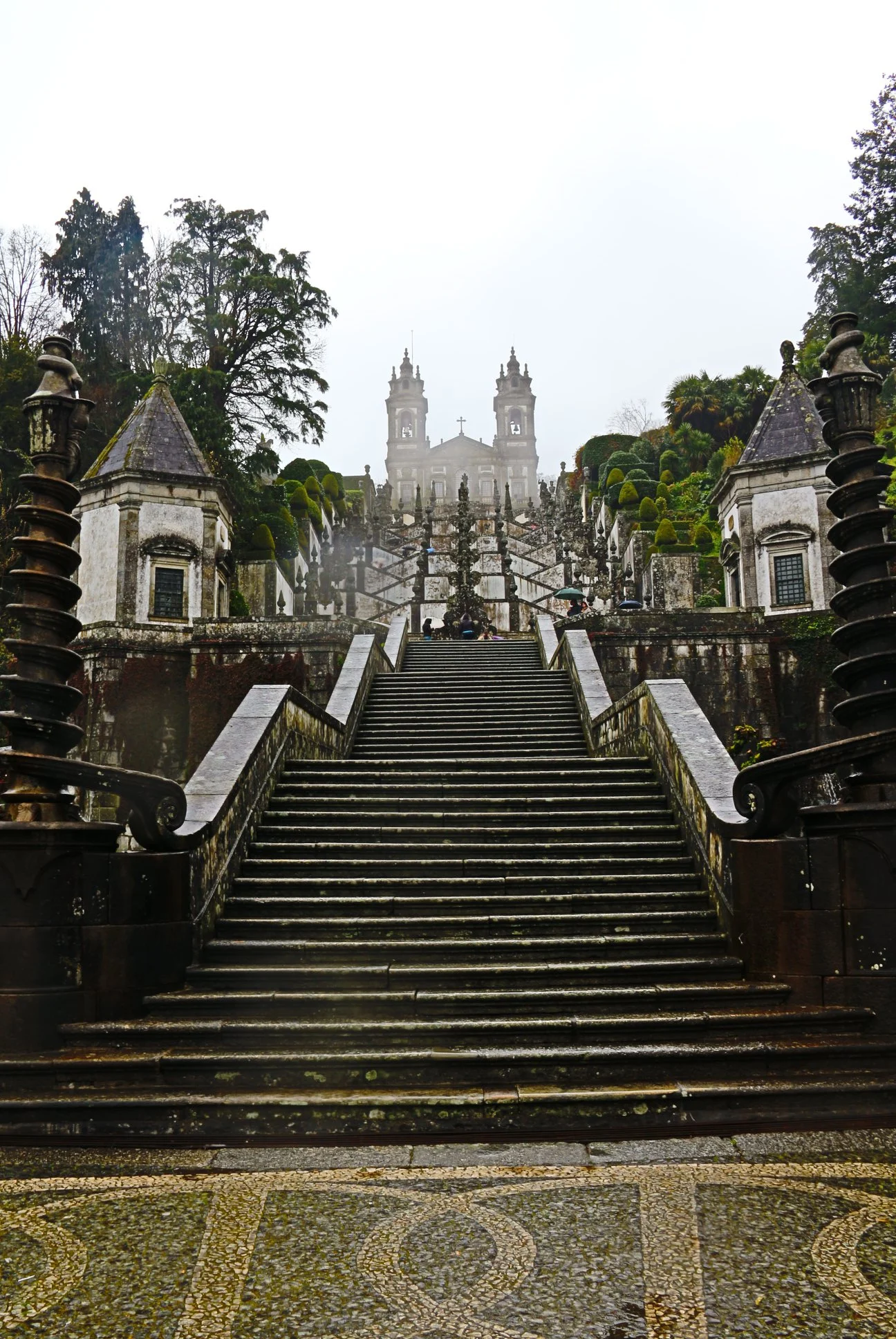 573 degraus levam os peregrinos e turistas até a Basílica