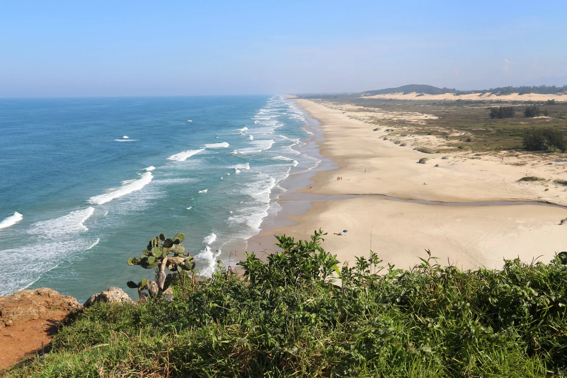 Detalhe do litoral gaúcho: ausência de acidentes geográficos, mas que também guarda suas belezas