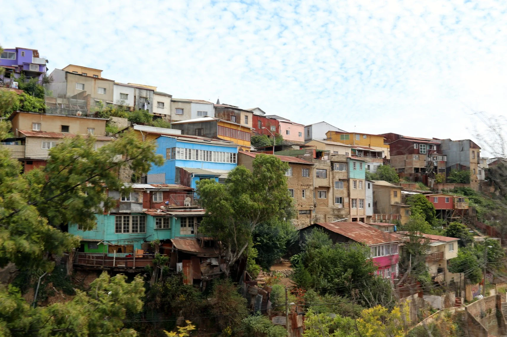 Casas coloridas, no alto dos morros, é uma característica da cidade