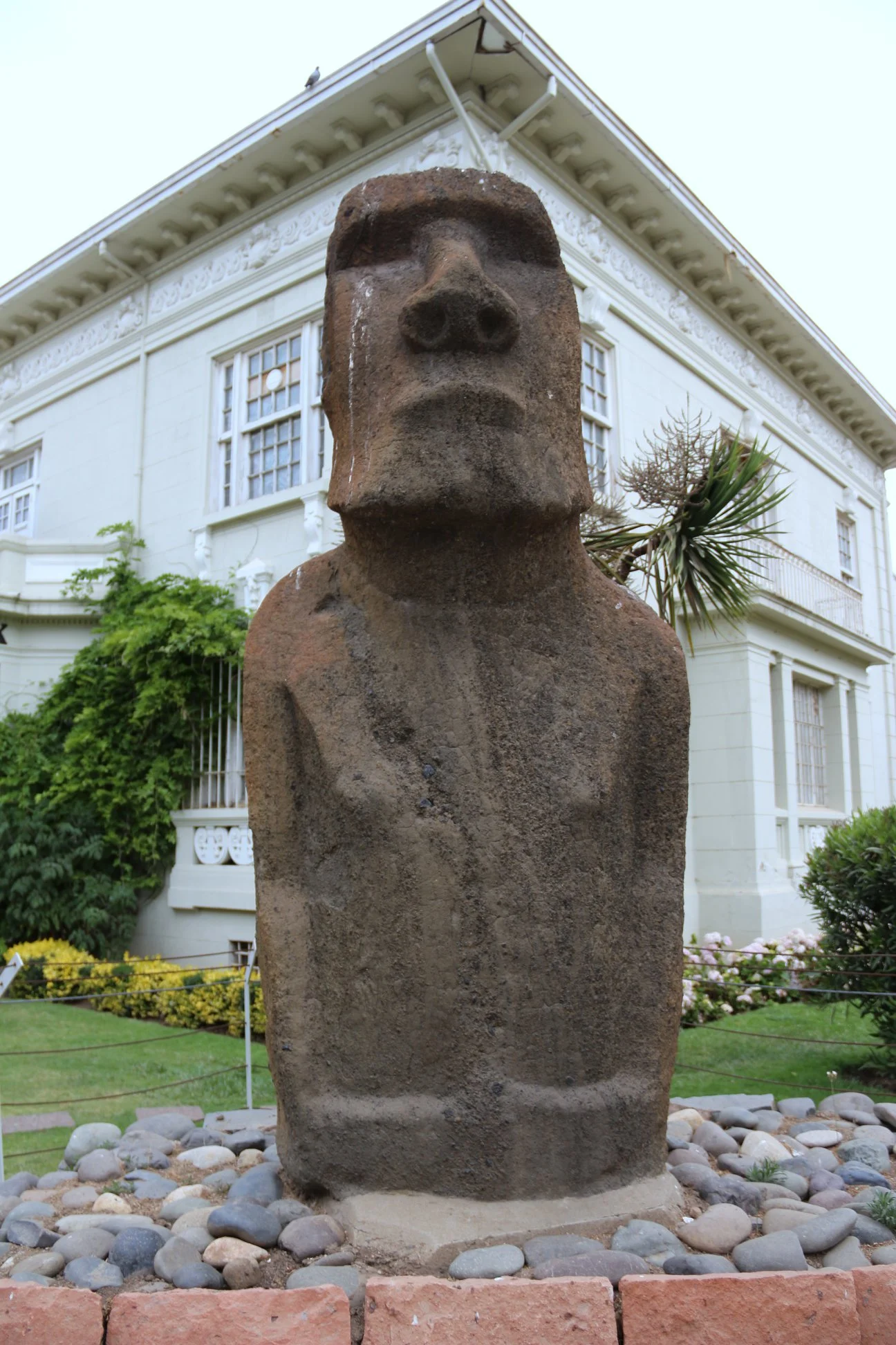Ãšnico Moai verdadeiro no continente e o Museu Fonck ao fundo