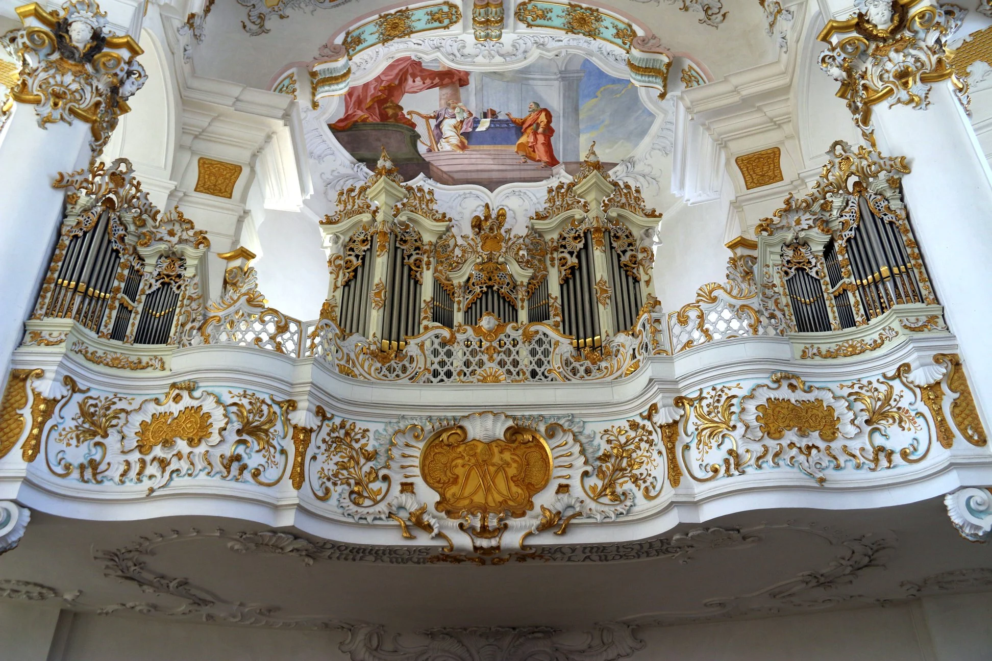 O órgão, atribuído a Johann Georg Hörterich, famoso construtor de órgãos alemão, datado, ainda segundo pesquisa de 1757